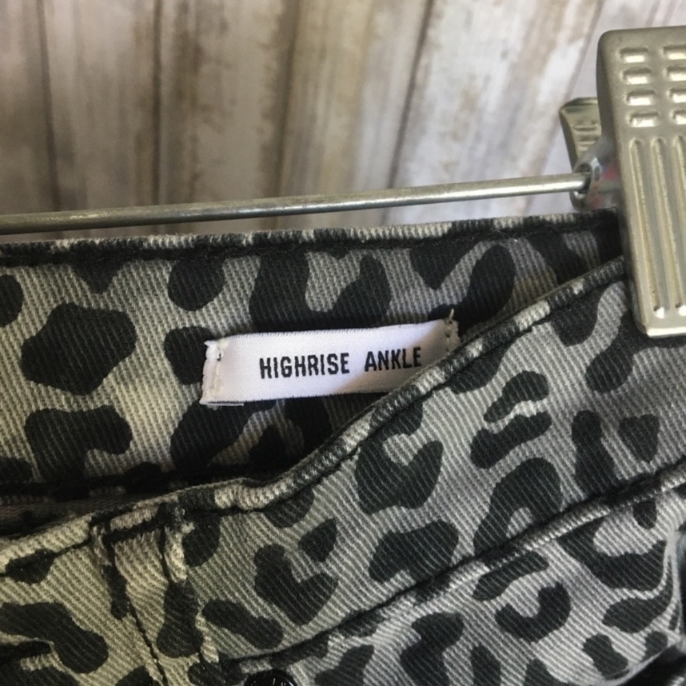 William Rast Grey Leopard High Rise Ankle Jeans - Picture 11 of 11